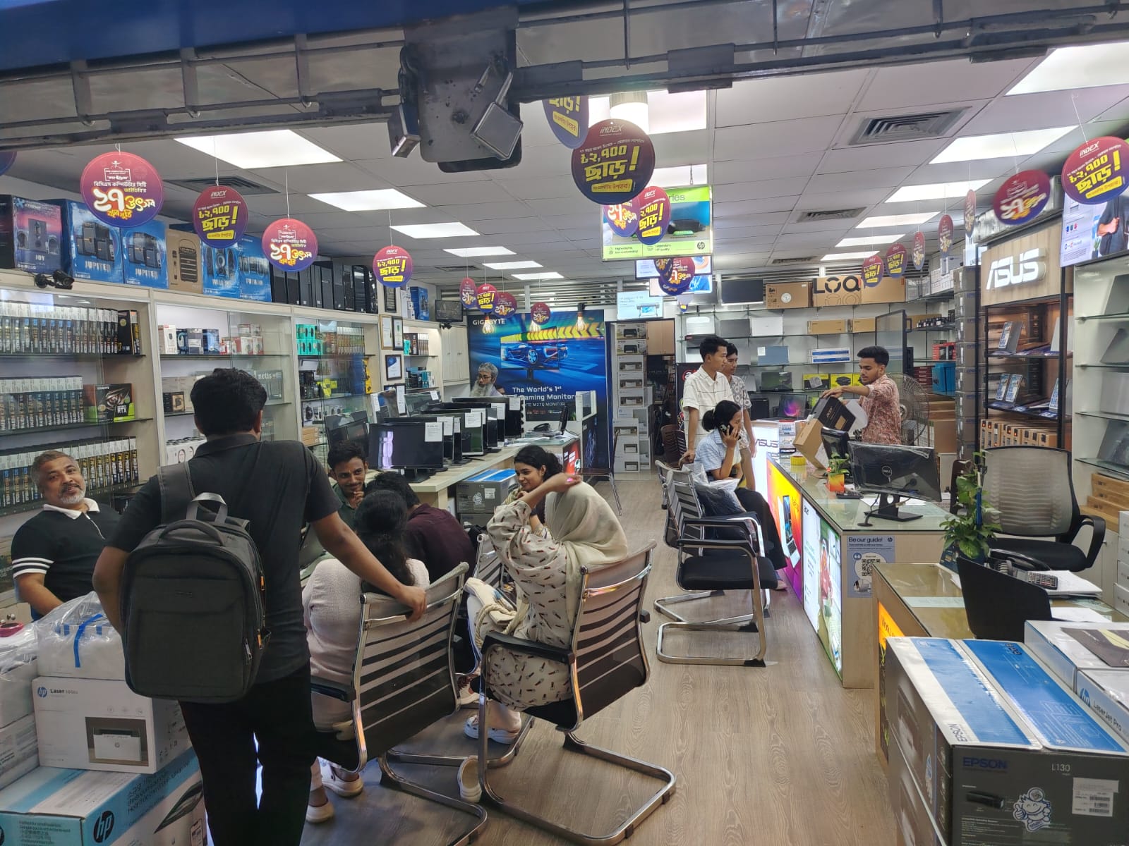 Index IT Store — Busy showroom floor
