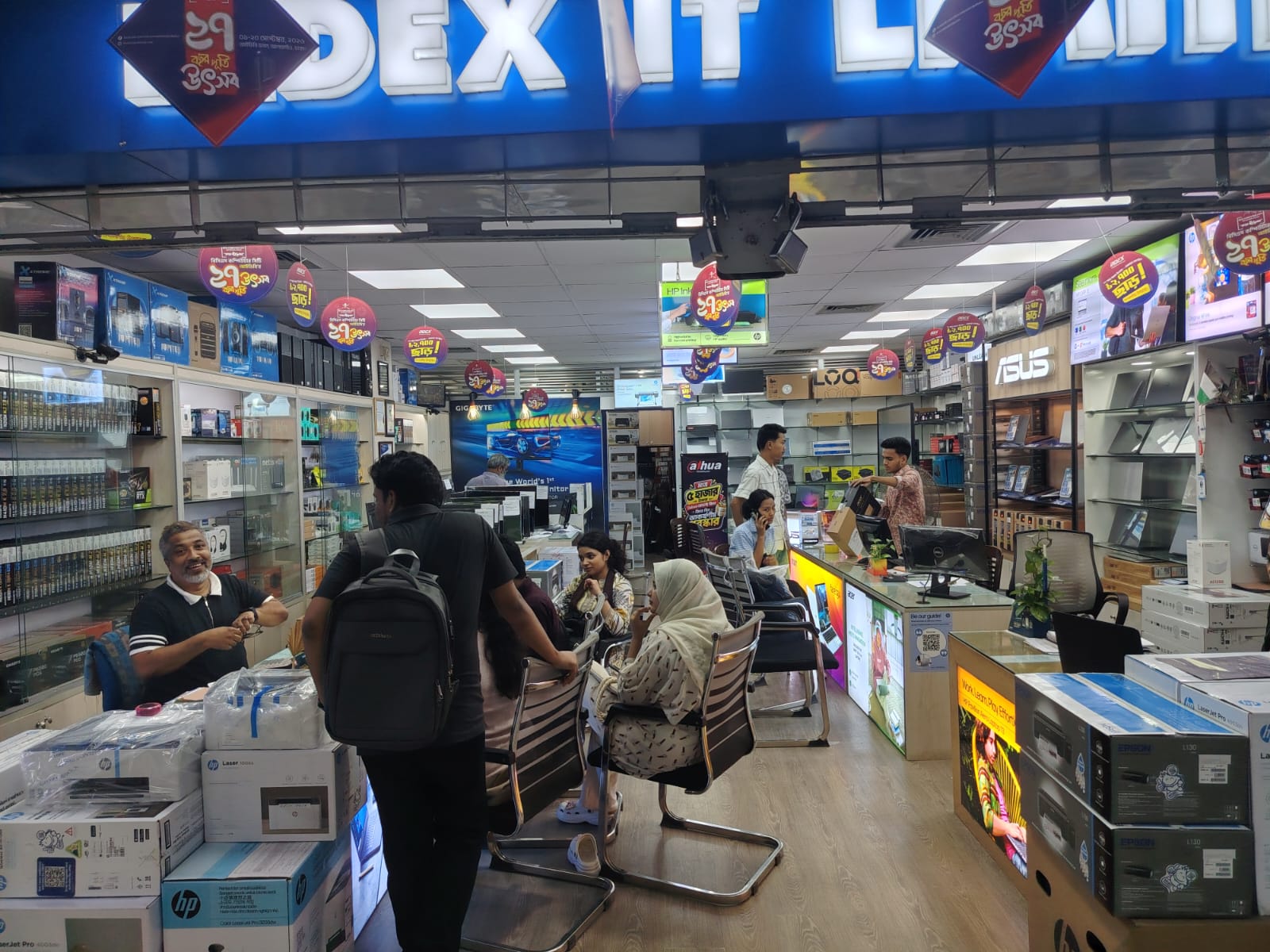 Index IT Store — Customers at service desk